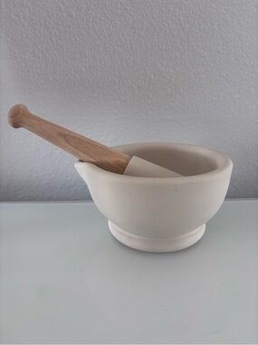 Milton Brook mortar and pestle set Unglazed Porcelain Beechwood-Handled Pestle